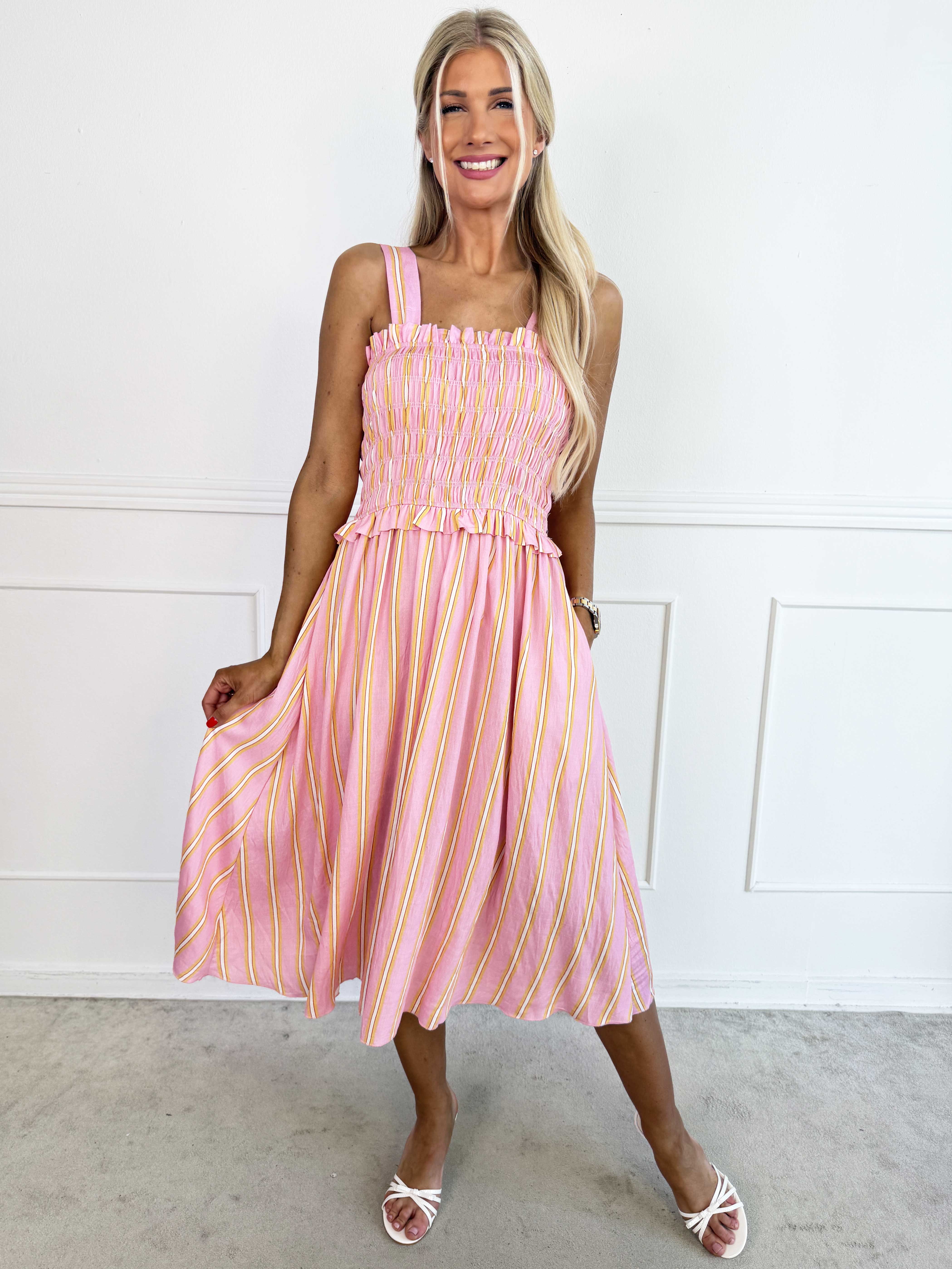 Marisol Stripe - Stribet plus size sommerkjole i viskose med smock henover brystet